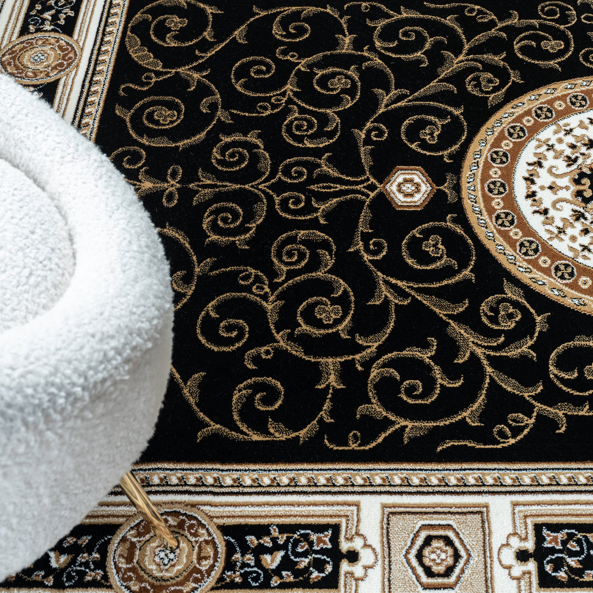 Le Canvas Caius Black — corner detail