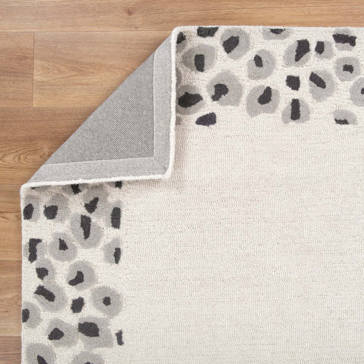 Le Canvas Kova — Cream grey rug, showing rug back weave and edge finish