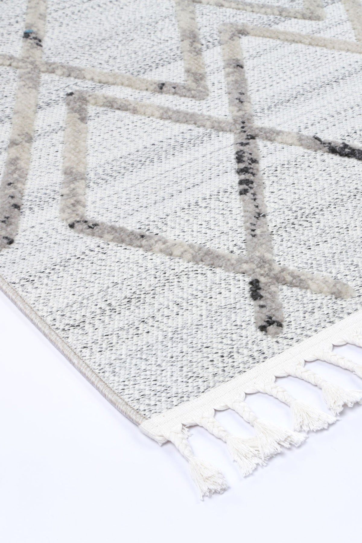 Le Canvas Helia — Cream and taupe rug, corner and tassel detail