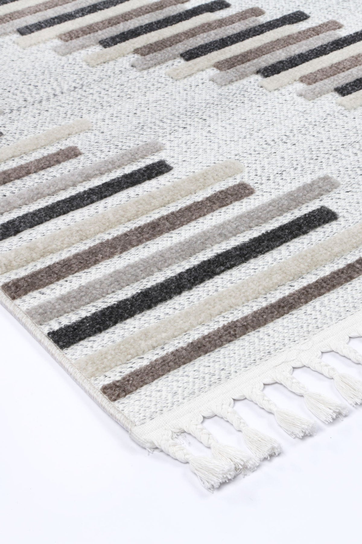 Le Canvas Ione — Stone and grey rug, corner and tassel detail