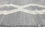 Le Canvas Nila — Ivory rug, corner and edge detail