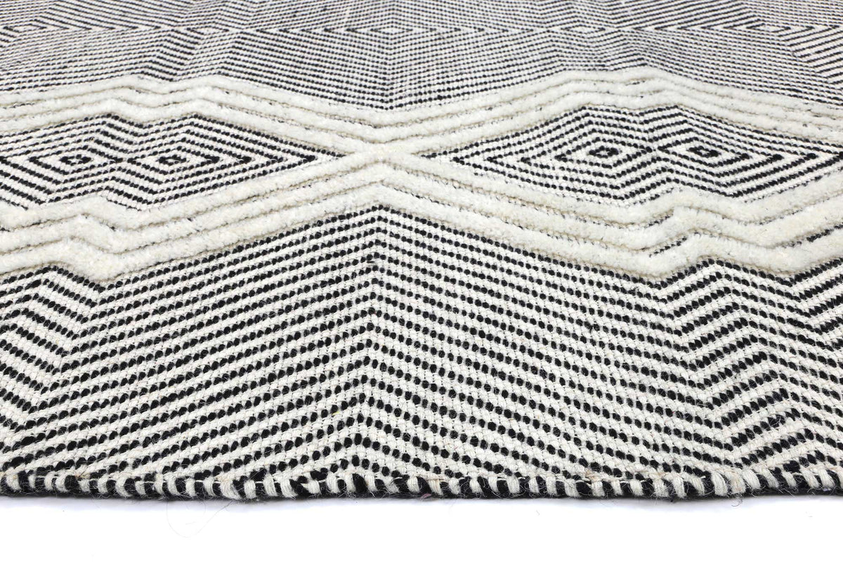 Le Canvas Nila — Ivory rug, corner and edge detail