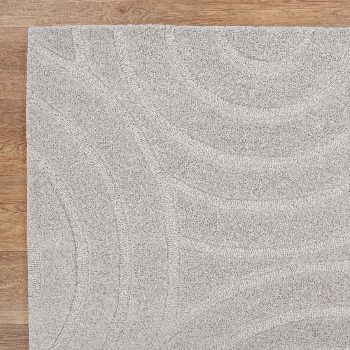 Le Canvas Liora — Light grey rug, corner and edge detail