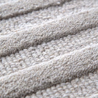 Le Canvas Wren — Light grey rug, pile texture
