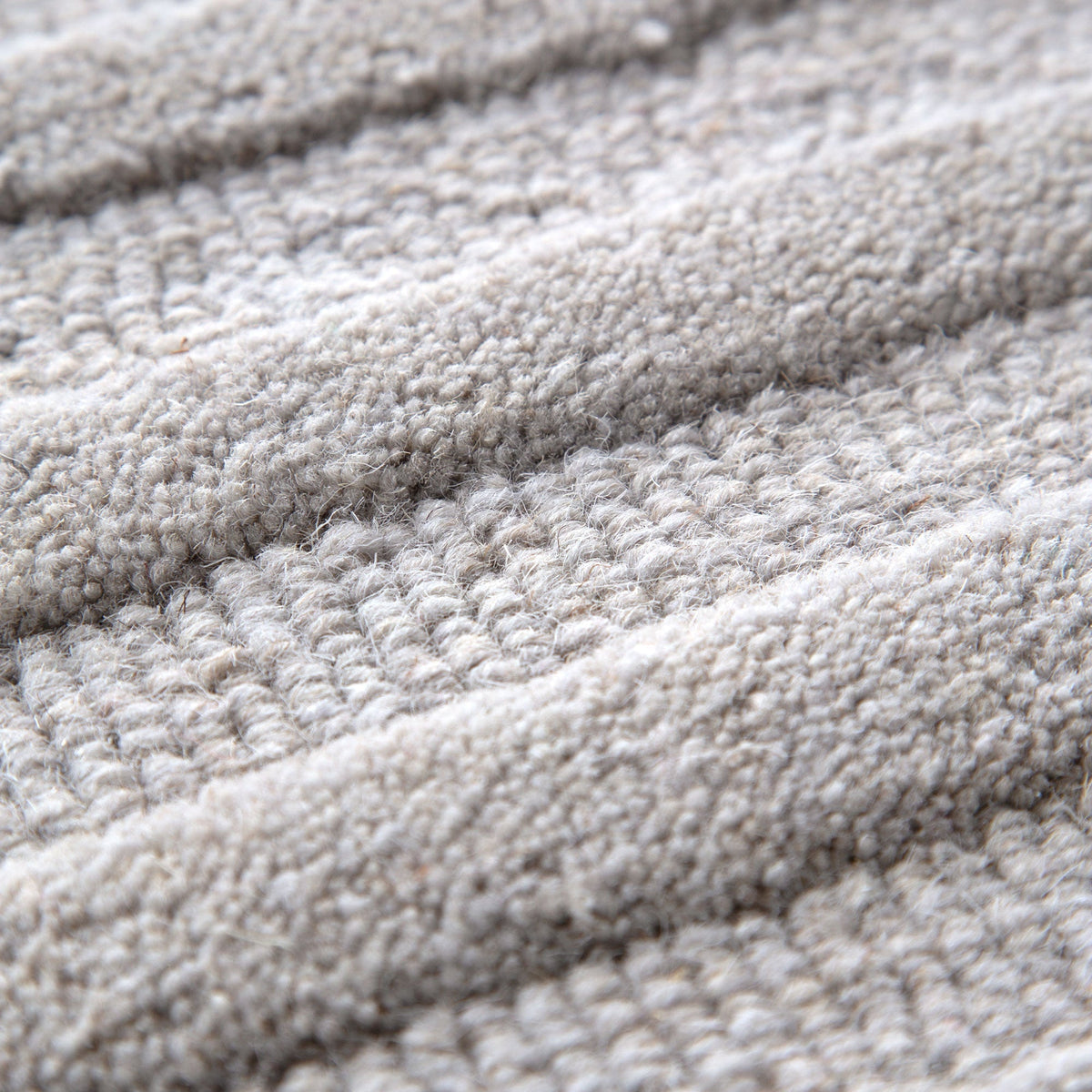 Le Canvas Wren — Light grey rug, pile texture