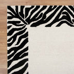 Le Canvas Noor — Black and white rug, corner and edge detail