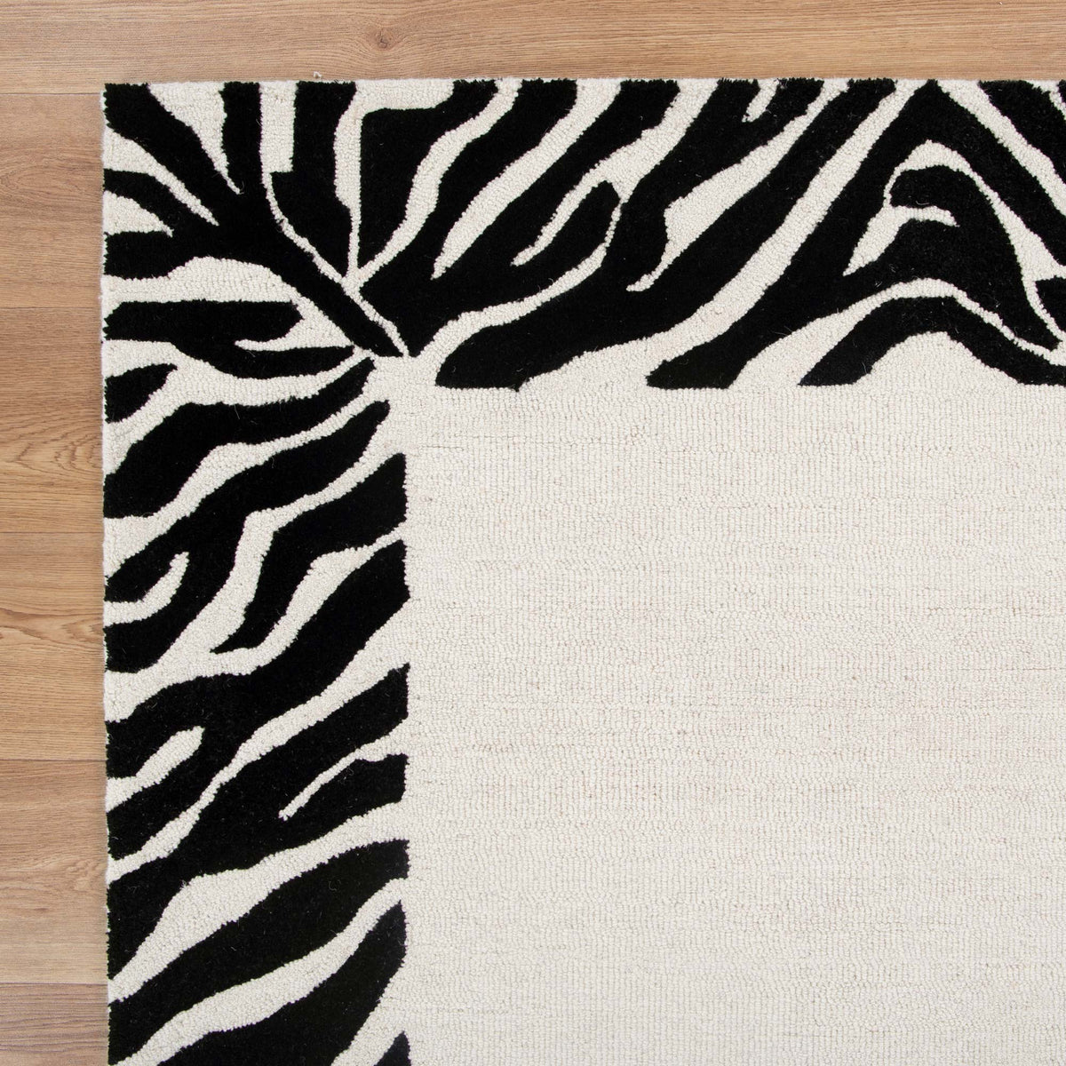 Le Canvas Noor — Black and white rug, corner and edge detail