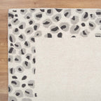Le Canvas Kova — Cream grey rug, corner and edge detail
