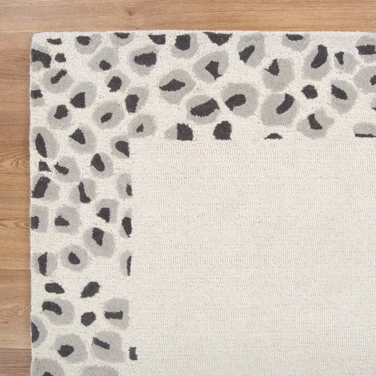 Le Canvas Kova — Cream grey rug, corner and edge detail