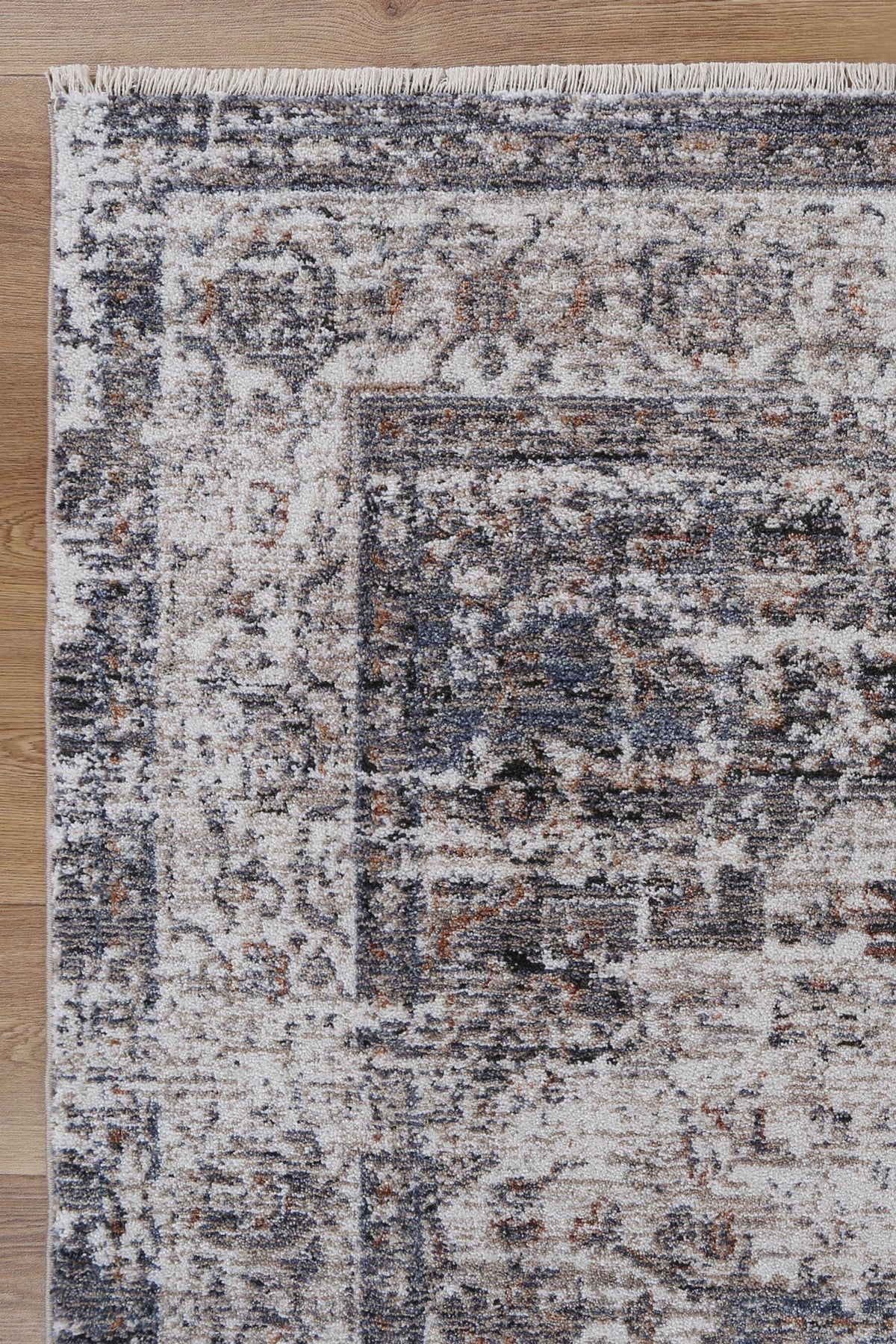 Le Canvas Soren — Ash rug, corner and fringe detail on timber floor