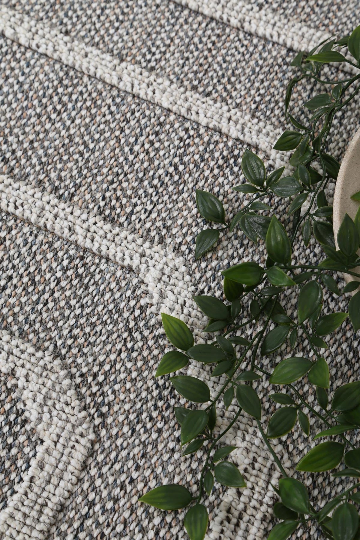 Le Canvas Linden — Grey rug, in-room view 4