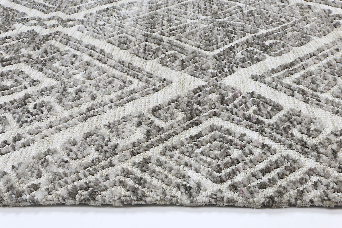 Le Canvas Fara — Grey tribal rug, corner and bound-edge detail