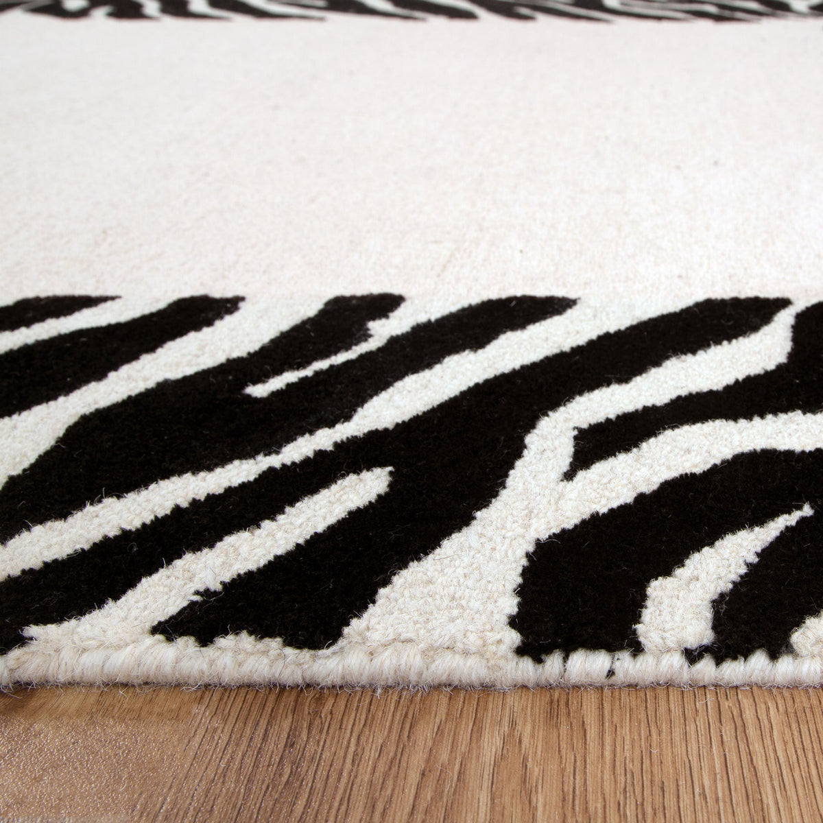 Noor Black White — detail
