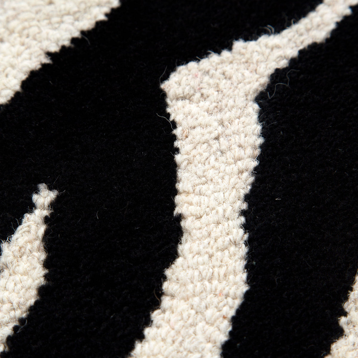 Noor Black White — detail